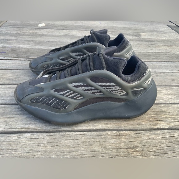 Men Adidas Yeezy 700 V3 Size US 7 - Picture 3 of 16